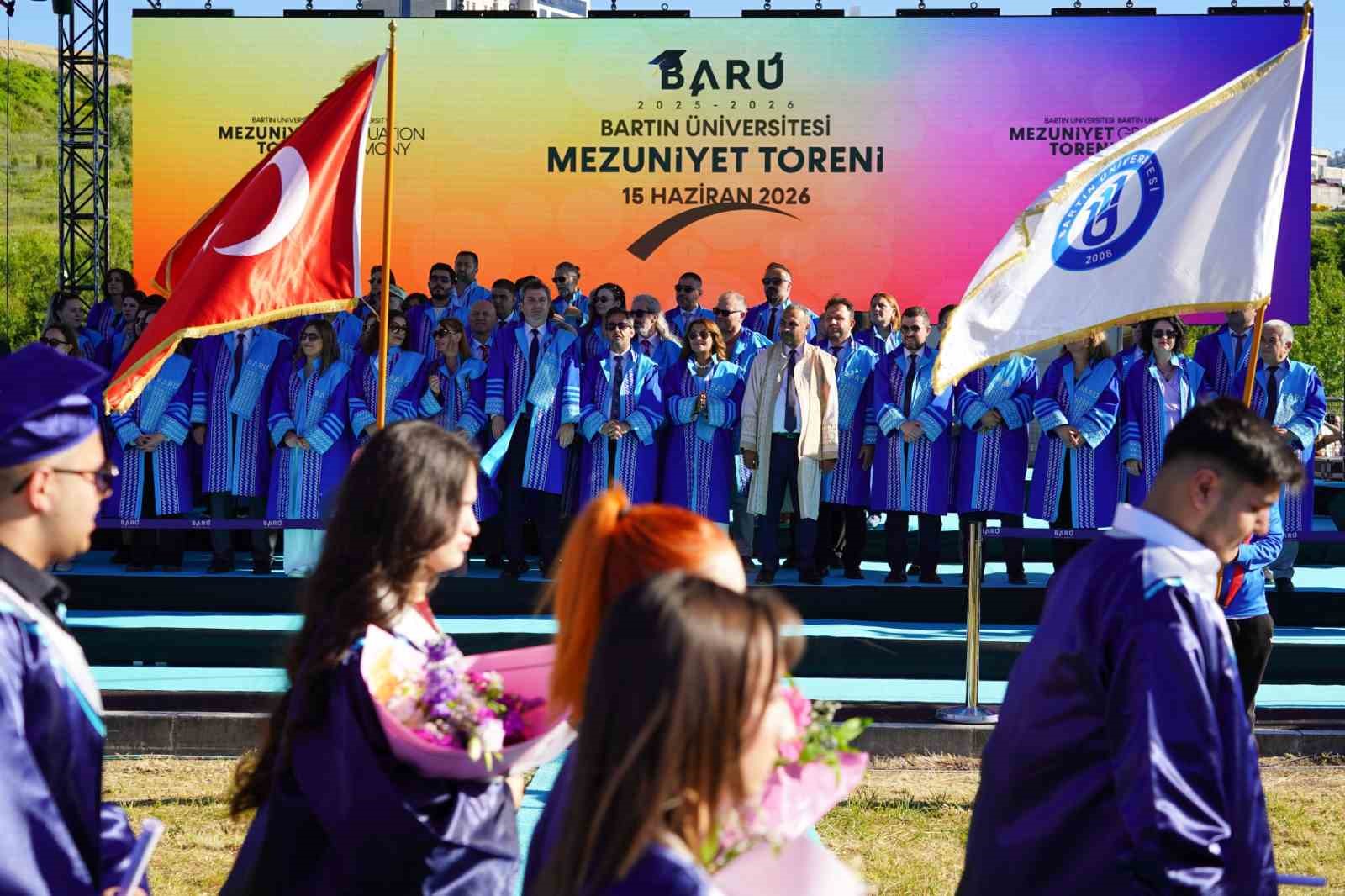 Binlerce üniversiteli mezuniyet heyecanı yaşadı 6 binlerce universiteli mezuniyet heyecani yasadi 2 1NaCbBSX