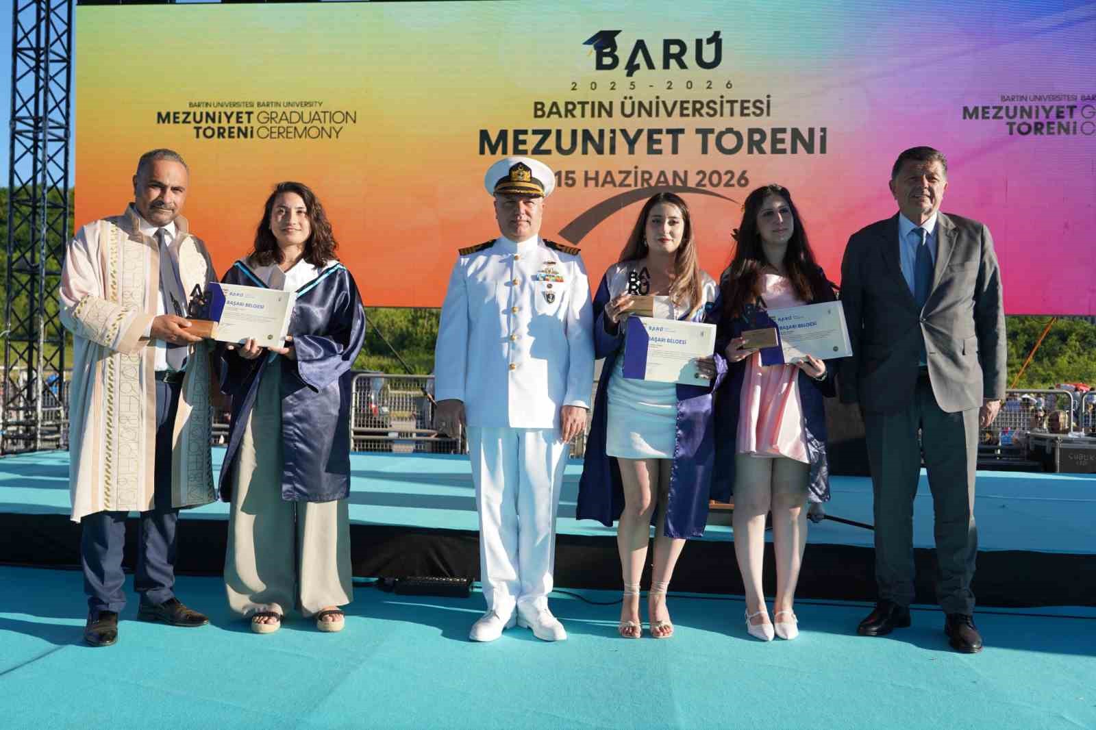 Binlerce üniversiteli mezuniyet heyecanı yaşadı 7 binlerce universiteli mezuniyet heyecani yasadi 3