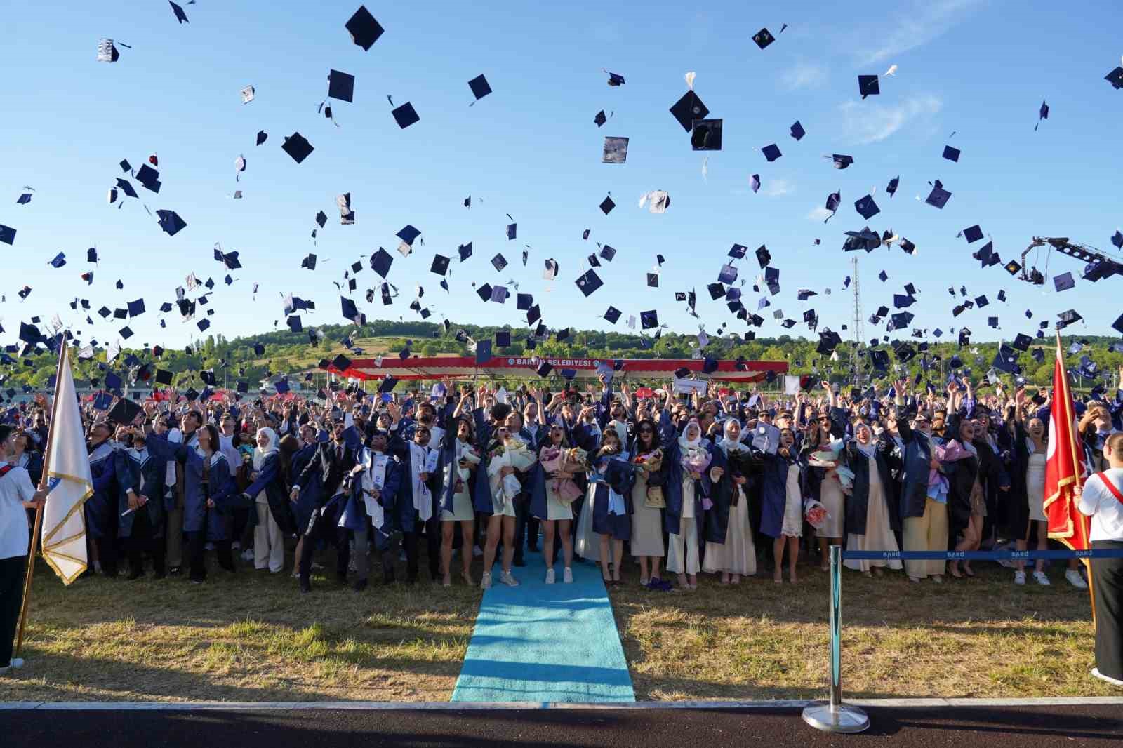 Binlerce üniversiteli mezuniyet heyecanı yaşadı 8 binlerce universiteli mezuniyet heyecani yasadi 4 H69V4vEr