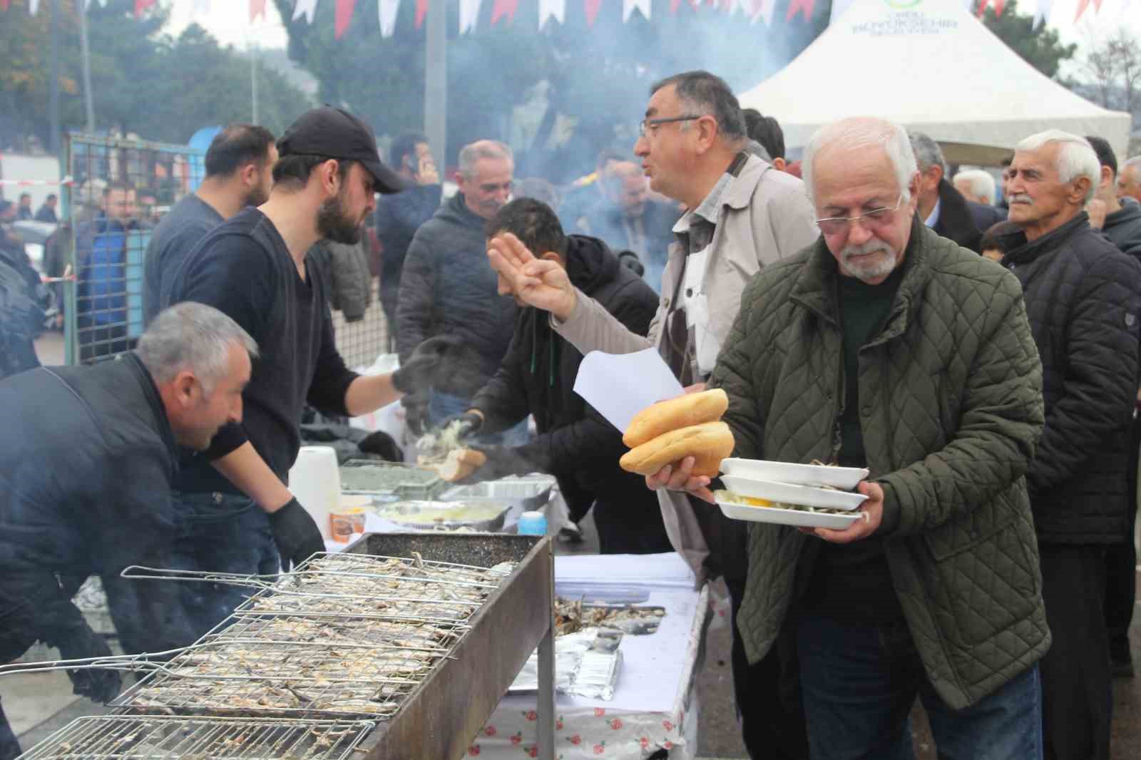 Binlerce vatandaş hamsi festivalinde buluştu: 7 ton hamsi tüketildi 5 binlerce vatandas hamsi festivalinde bulustu 7 ton hamsi tuketildi 1 uSZ1uzaH