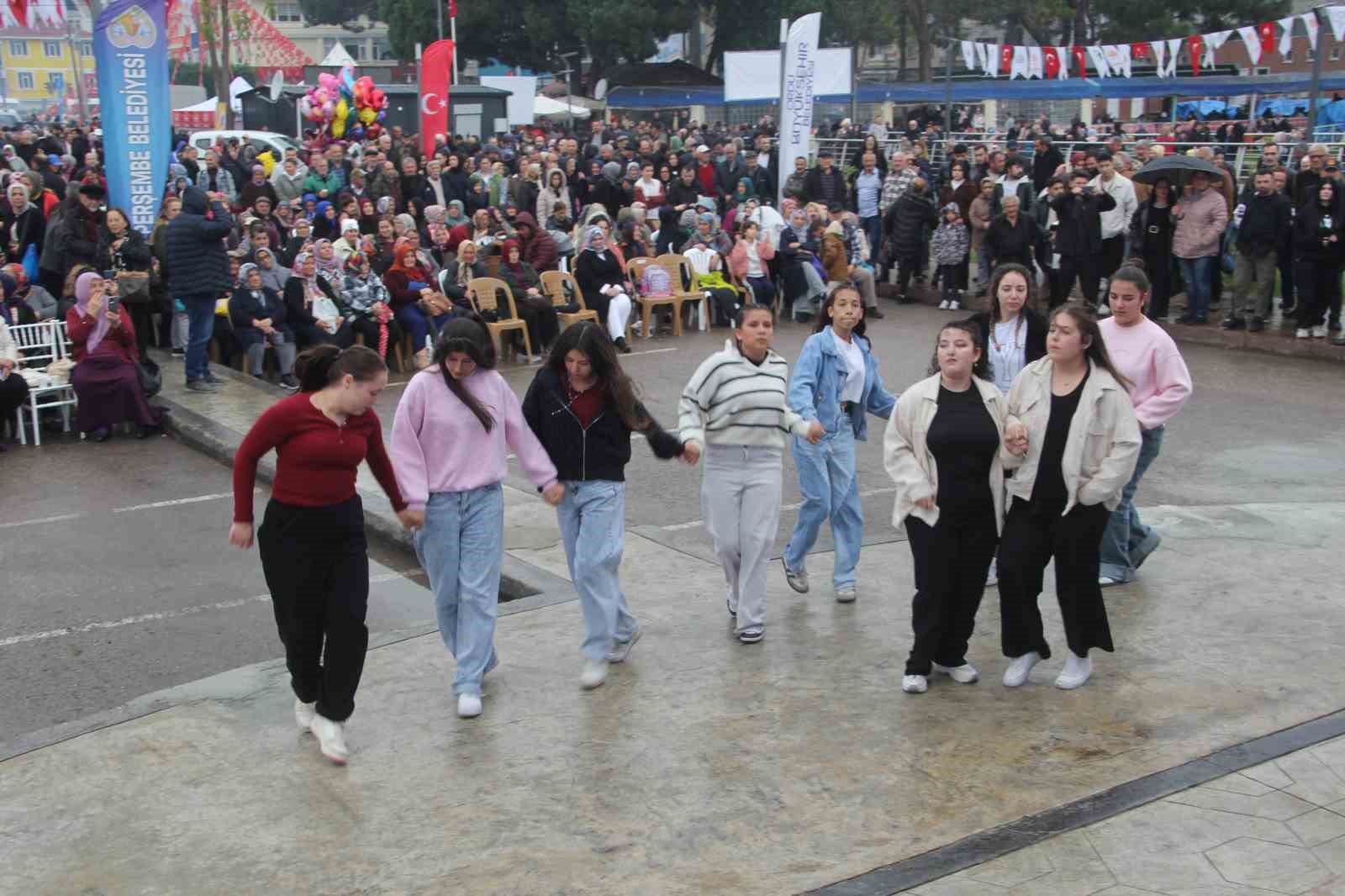 Binlerce vatandaş hamsi festivalinde buluştu: 7 ton hamsi tüketildi 19 binlerce vatandas hamsi festivalinde bulustu 7 ton hamsi tuketildi 15