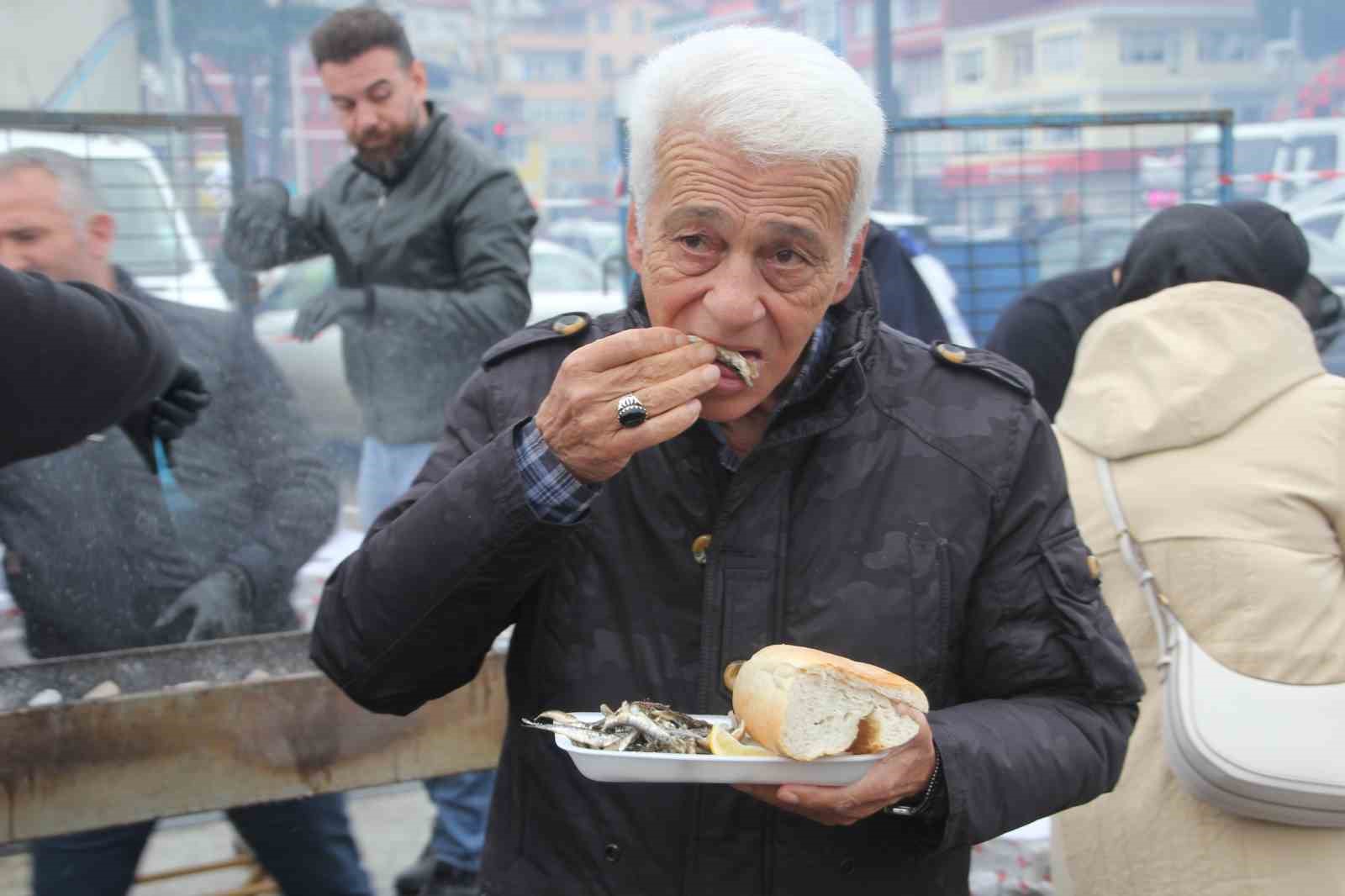 Binlerce vatandaş hamsi festivalinde buluştu: 7 ton hamsi tüketildi 6 binlerce vatandas hamsi festivalinde bulustu 7 ton hamsi tuketildi 2
