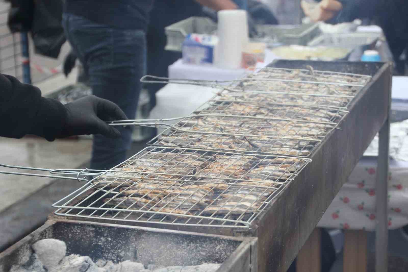 Binlerce vatandaş hamsi festivalinde buluştu: 7 ton hamsi tüketildi 9 binlerce vatandas hamsi festivalinde bulustu 7 ton hamsi tuketildi 5 1gMONVd4
