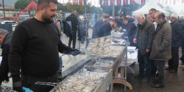 binlerce-vatandas-hamsi-festivalinde-bulustu-7-ton-hamsi-tuketildi-GfpK71eK.jpg