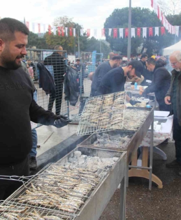 binlerce-vatandas-hamsi-festivalinde-bulustu-7-ton-hamsi-tuketildi-GfpK71eK.jpg
