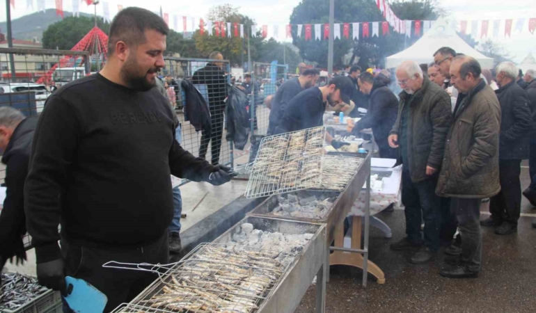 binlerce-vatandas-hamsi-festivalinde-bulustu-7-ton-hamsi-tuketildi-GfpK71eK.jpg