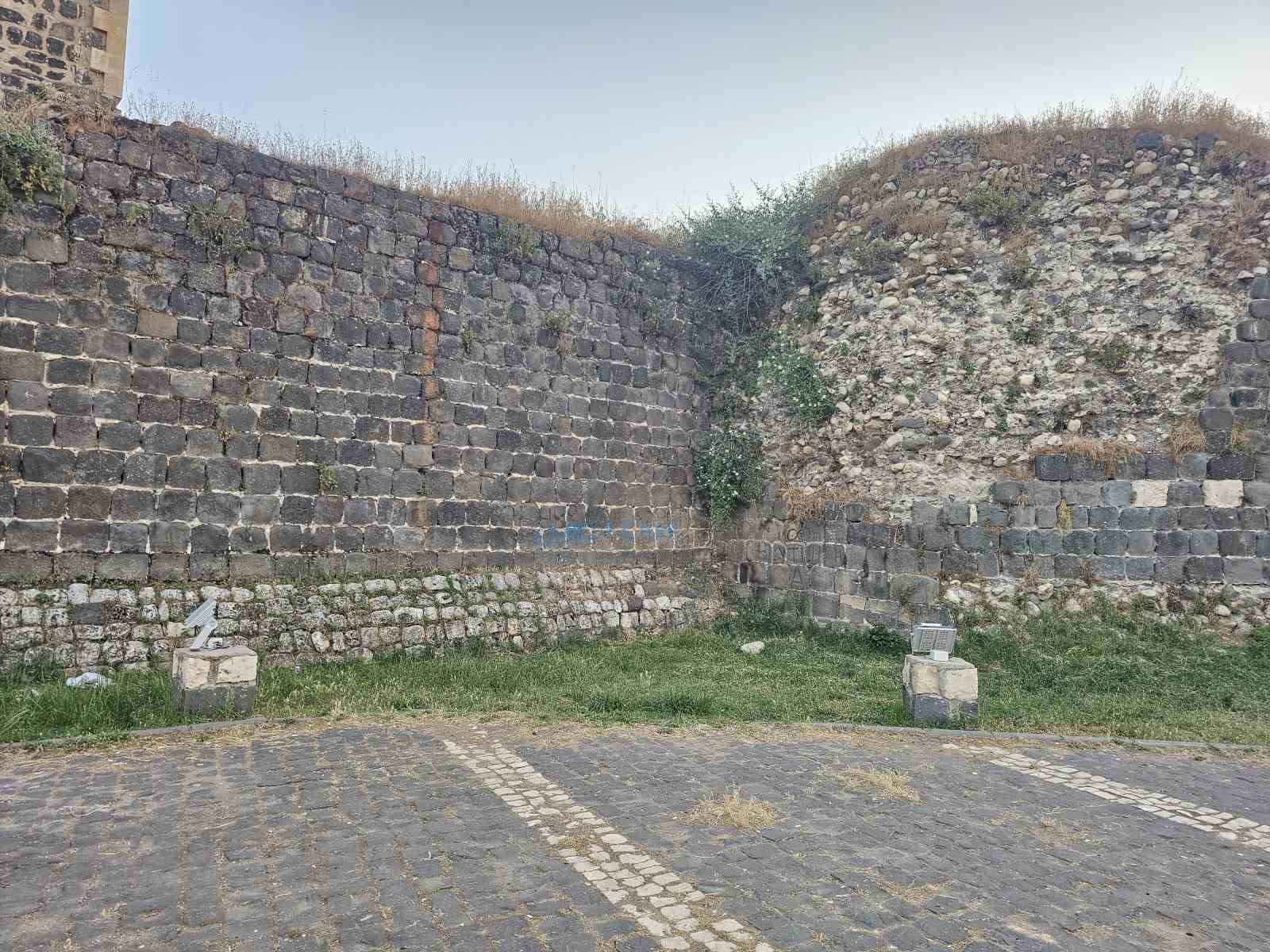 Binlerce yıllık kale duvarlarını spreyle boyadılar 5 binlerce yillik kale duvarlarini spreyle boyadilar 1 WPNh8sy7
