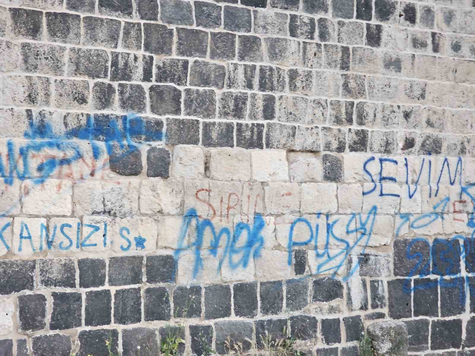 Binlerce yıllık kale duvarlarını spreyle boyadılar 6 binlerce yillik kale duvarlarini spreyle boyadilar 2