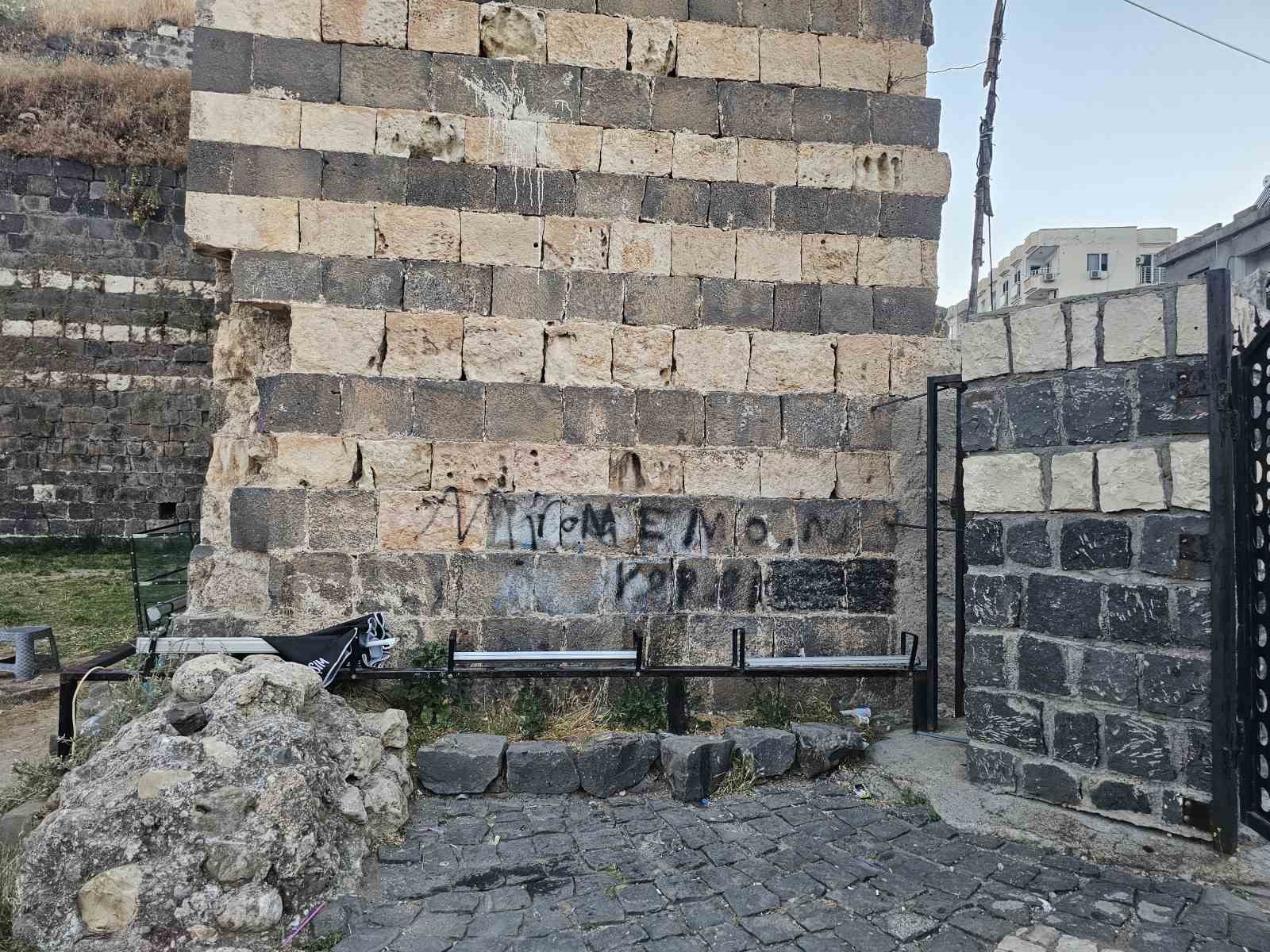 Binlerce yıllık kale duvarlarını spreyle boyadılar 7 binlerce yillik kale duvarlarini spreyle boyadilar 3 ThO9COJ9