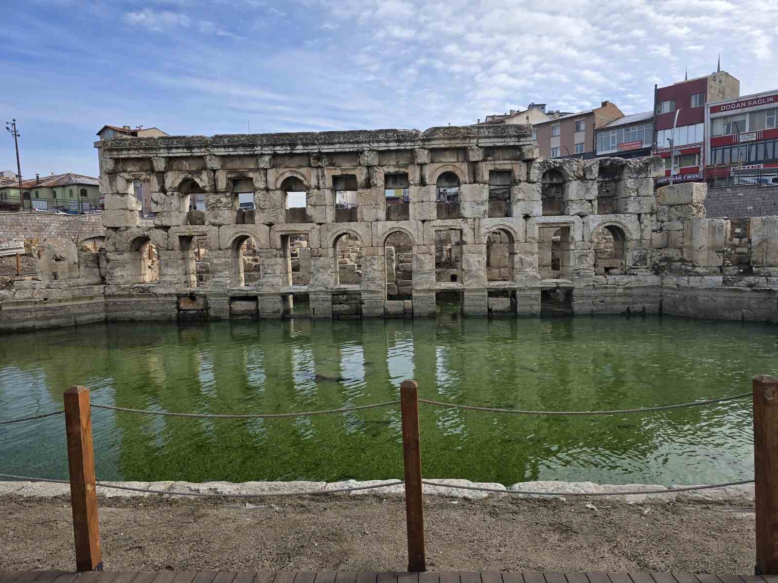 binlerce yillik roma hamami ziyaretcilerini agirlamaya devam ediyor 0 w8qHwm1r