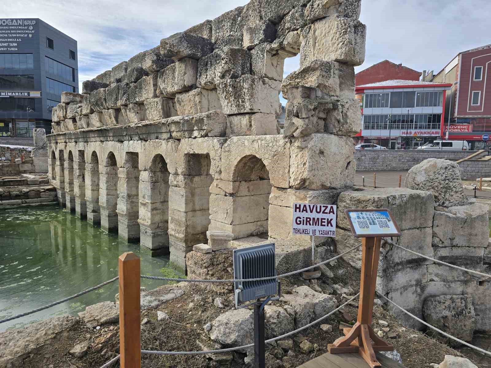 binlerce yillik roma hamami ziyaretcilerini agirlamaya devam ediyor 1 1bNgRhvd