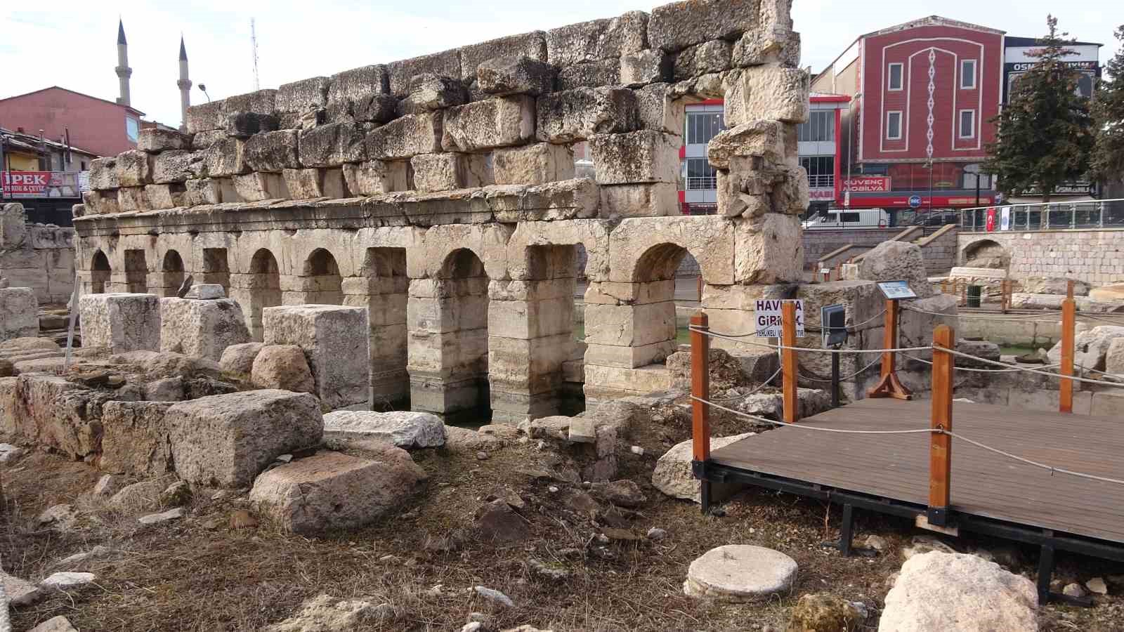 binlerce yillik roma hamami ziyaretcilerini agirlamaya devam ediyor 6 bikysdGq