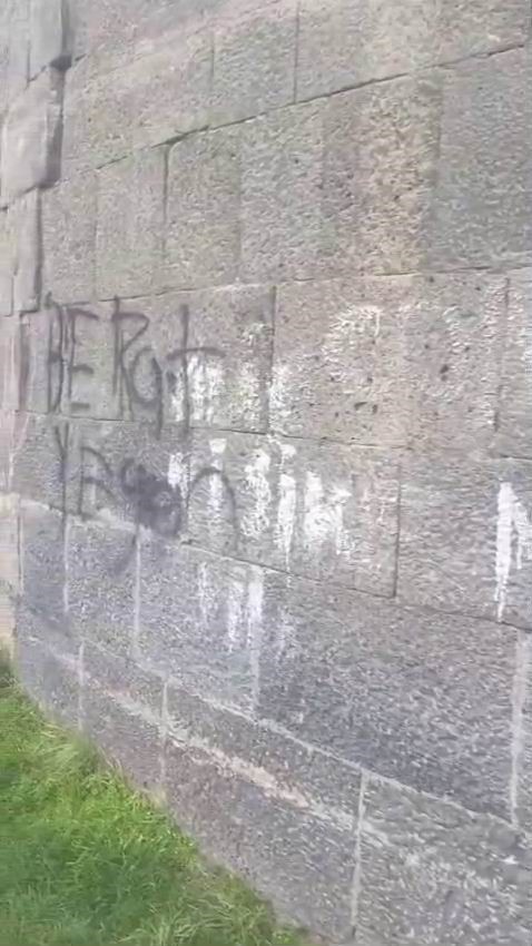 binlerce yillik surlara gelisiguzel yazilar yazdilar 0