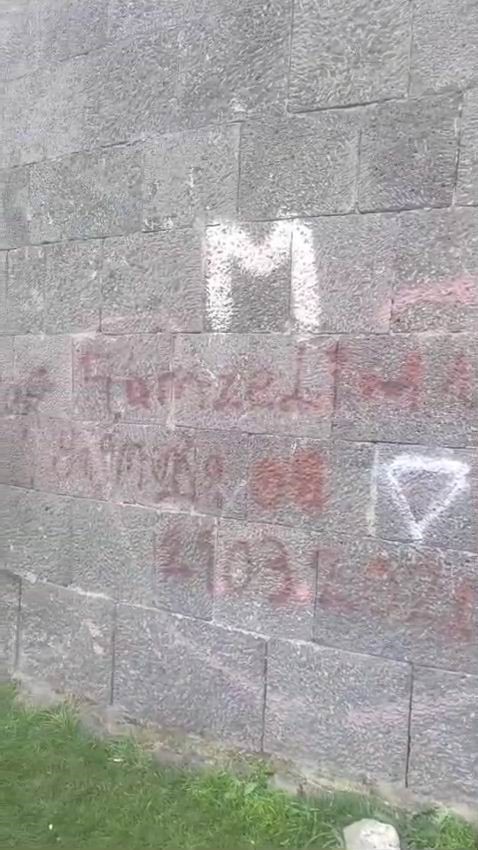 binlerce yillik surlara gelisiguzel yazilar yazdilar 1 HzfYW7BG