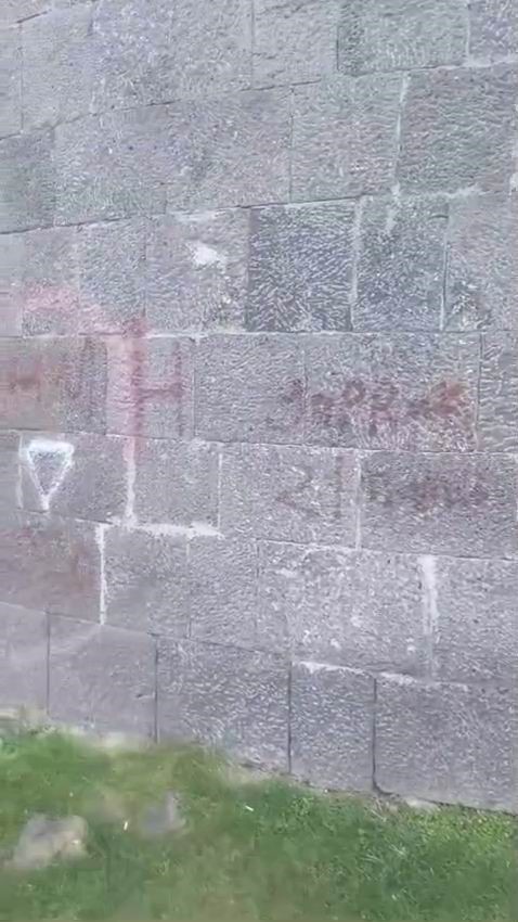 binlerce yillik surlara gelisiguzel yazilar yazdilar 2 tVdVWd8e