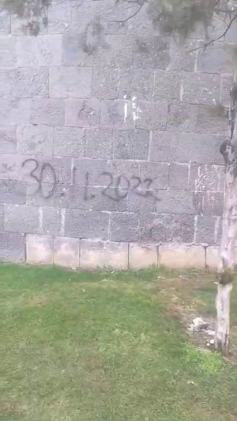 binlerce yillik surlara gelisiguzel yazilar yazdilar 3 9LHIKjDg