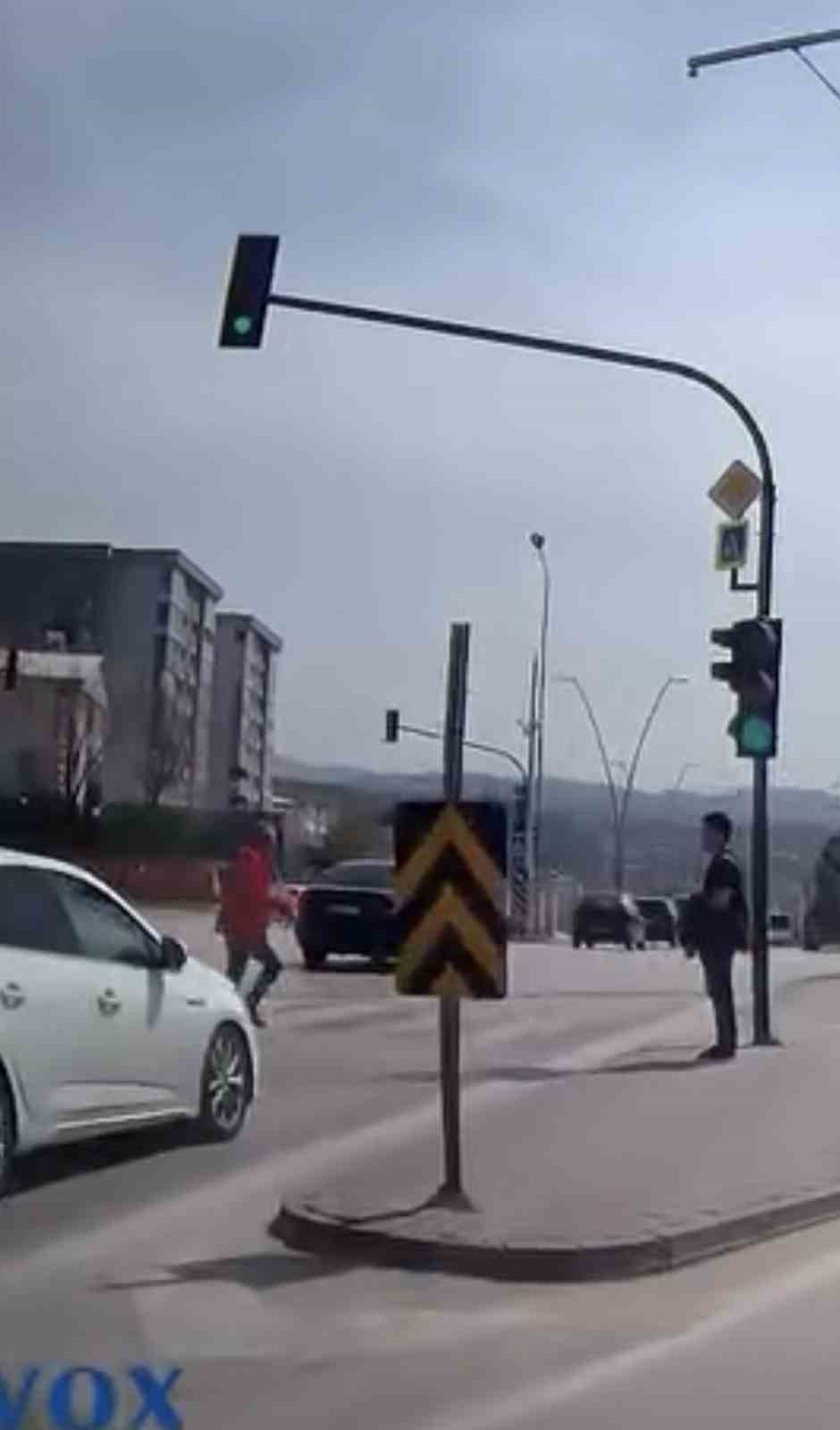 bir adim hayat kurtardi kirmizi isikta yola atladi facia teget gecti 0 Y66E5jVn