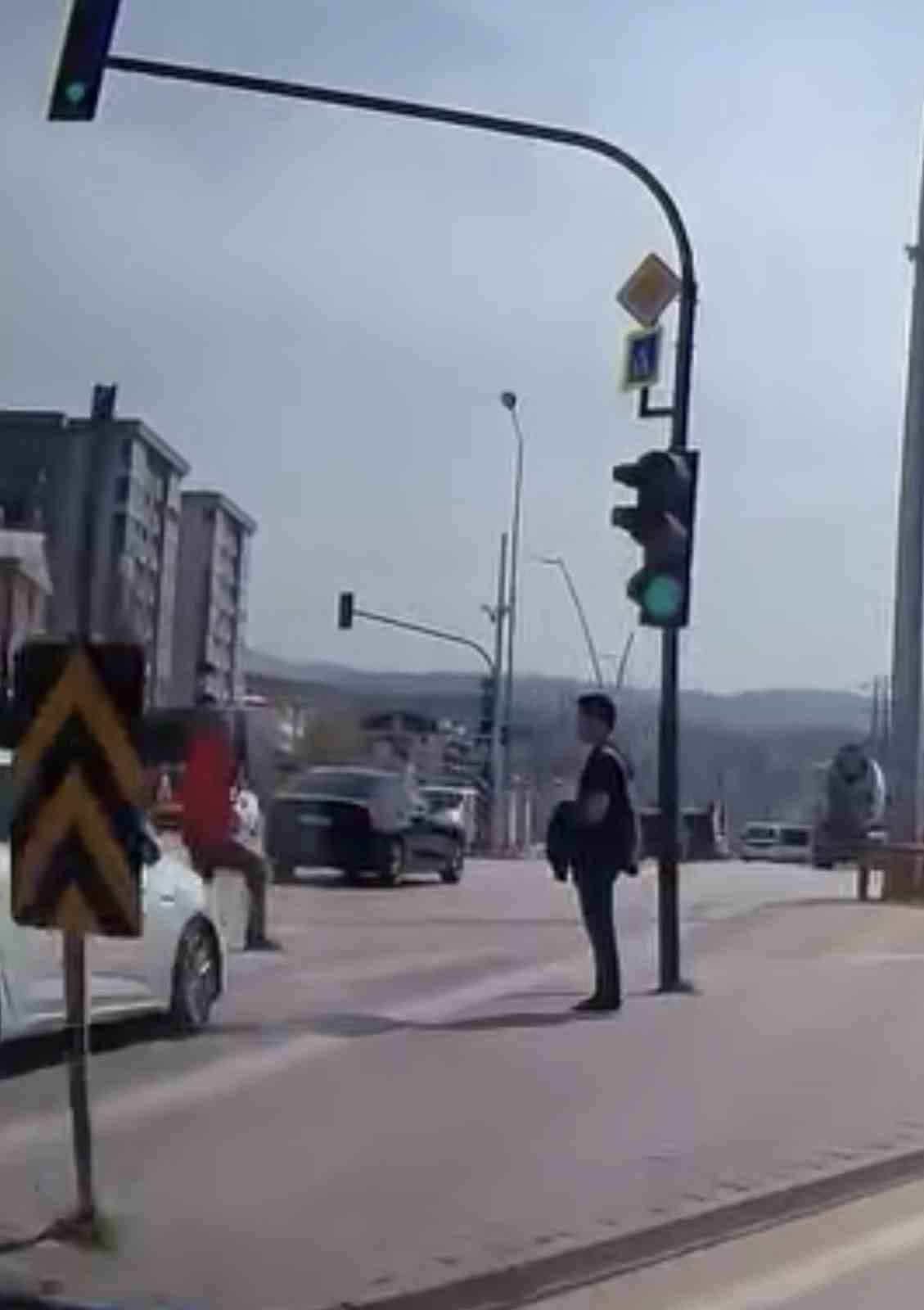 bir adim hayat kurtardi kirmizi isikta yola atladi facia teget gecti 1