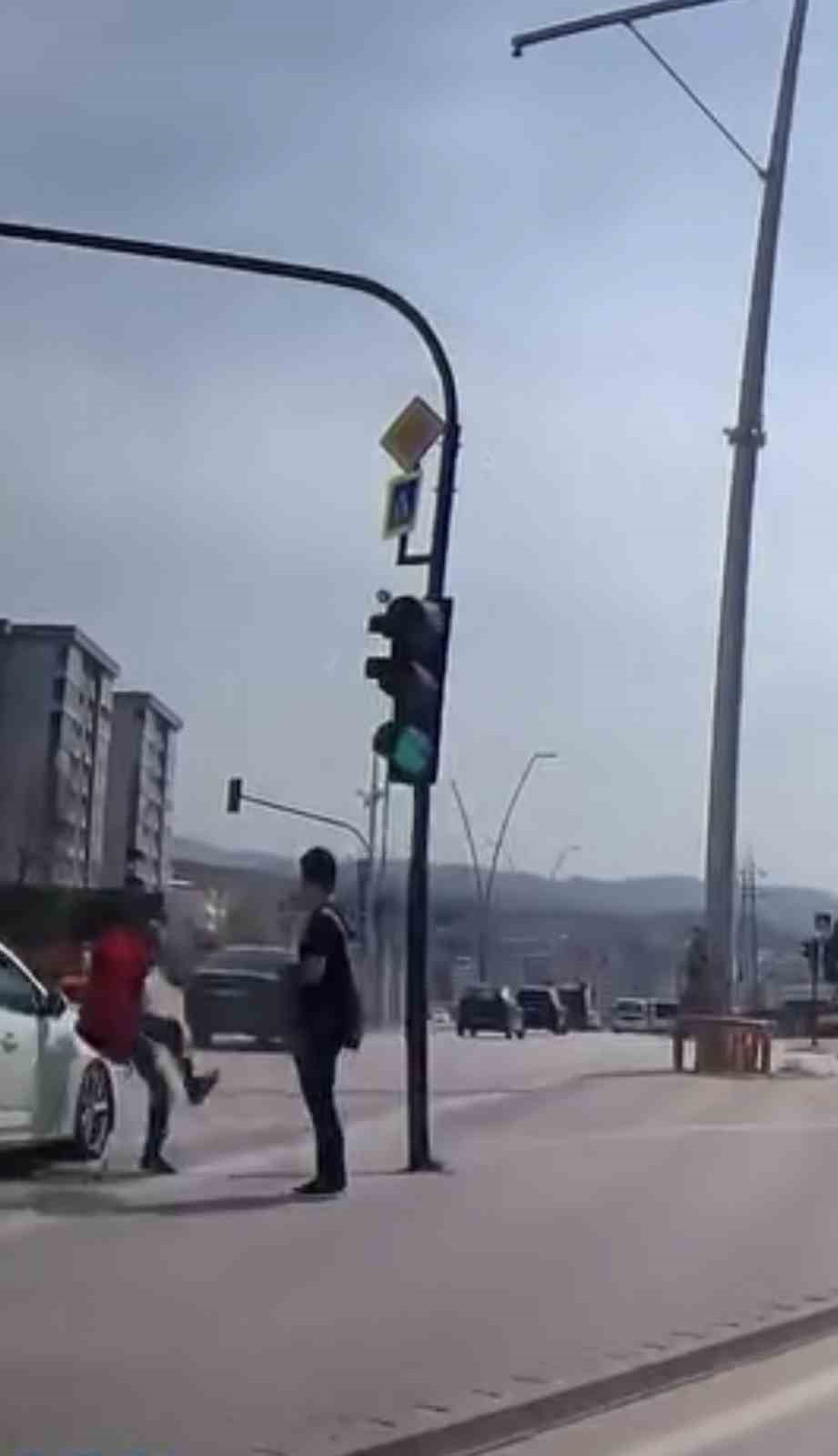 bir adim hayat kurtardi kirmizi isikta yola atladi facia teget gecti 2 dFf1gzpQ