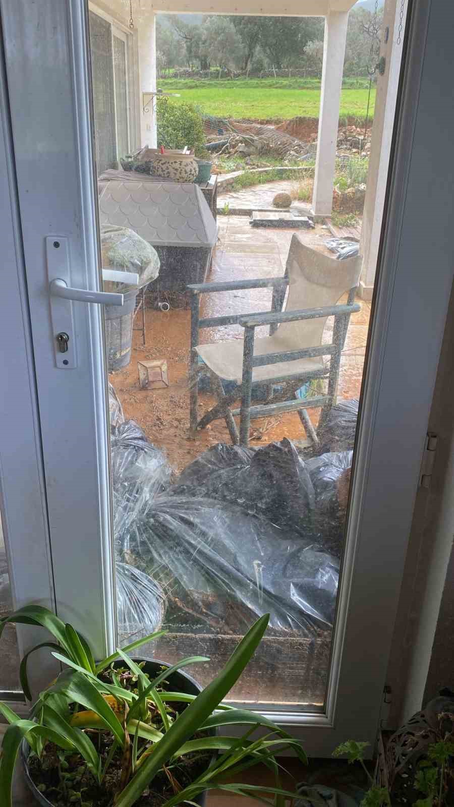 bir anda bastiran yagmur kamyoneti yolda birakti bir evi su basti 3 AD1aFHSN