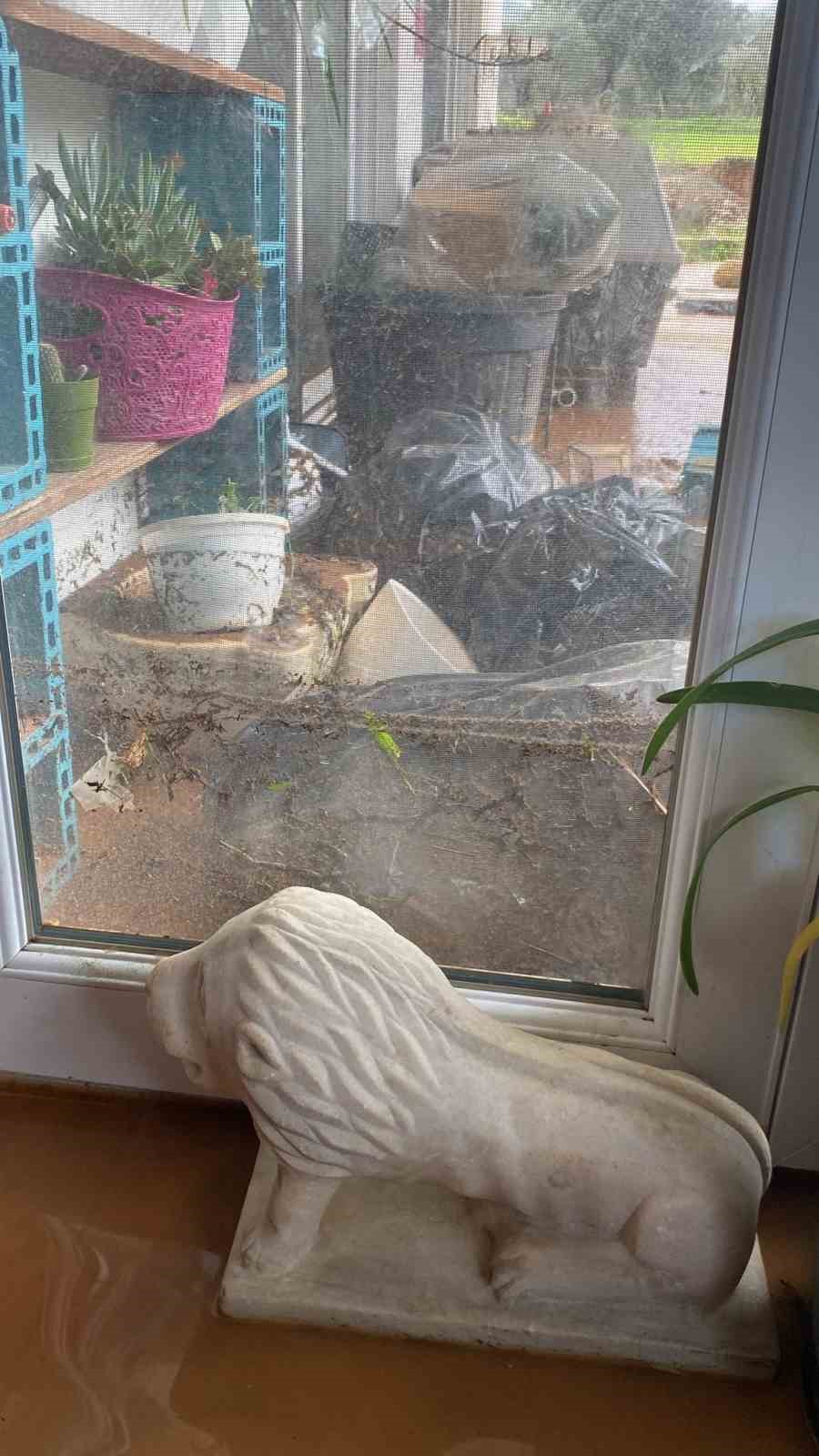 bir anda bastiran yagmur kamyoneti yolda birakti bir evi su basti 4 uucRV4Pz