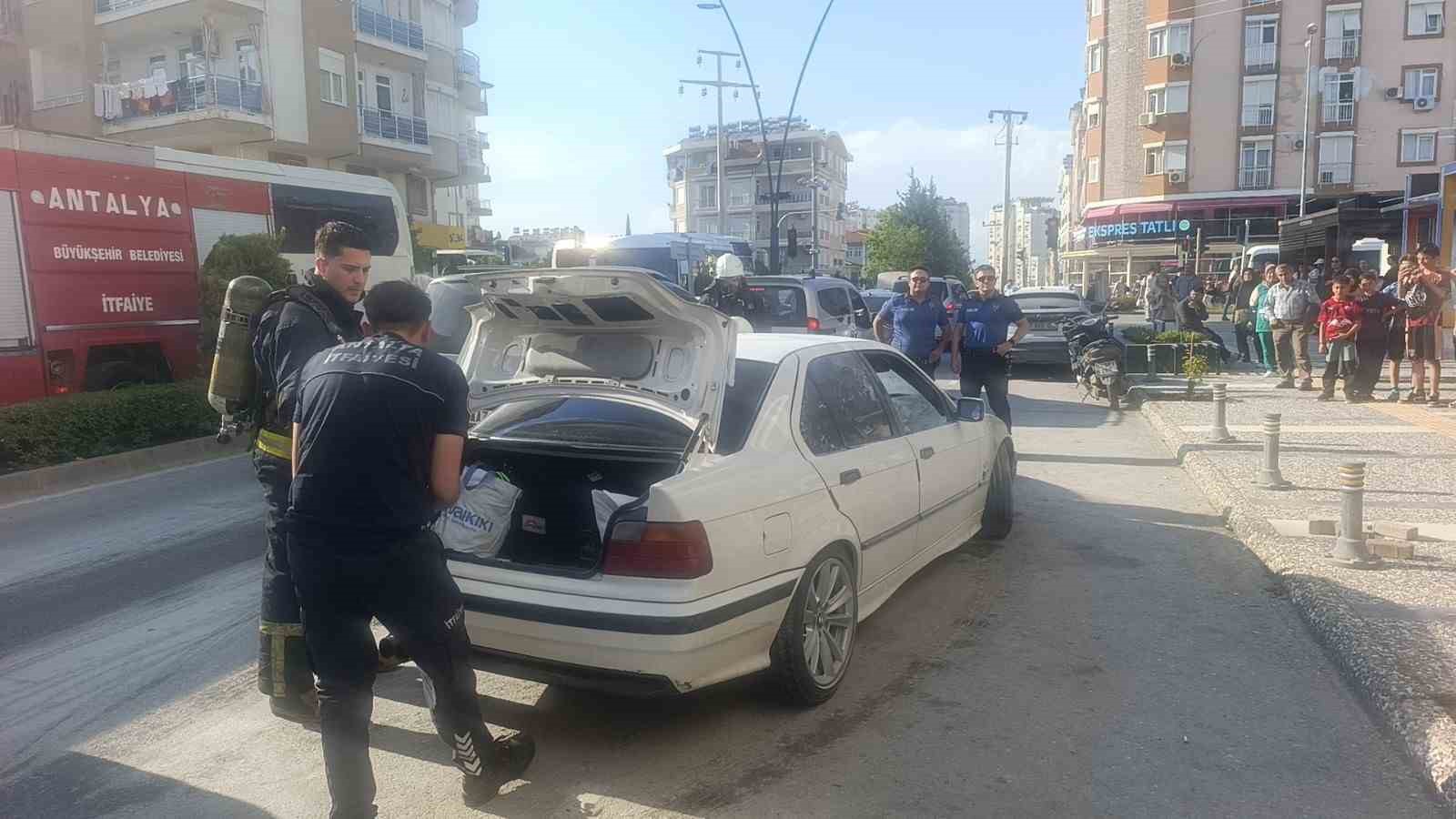 bir anda patlayip alev topuna donen aractan atlayip canlarini zor kurtardilar 3 HGXtniAJ