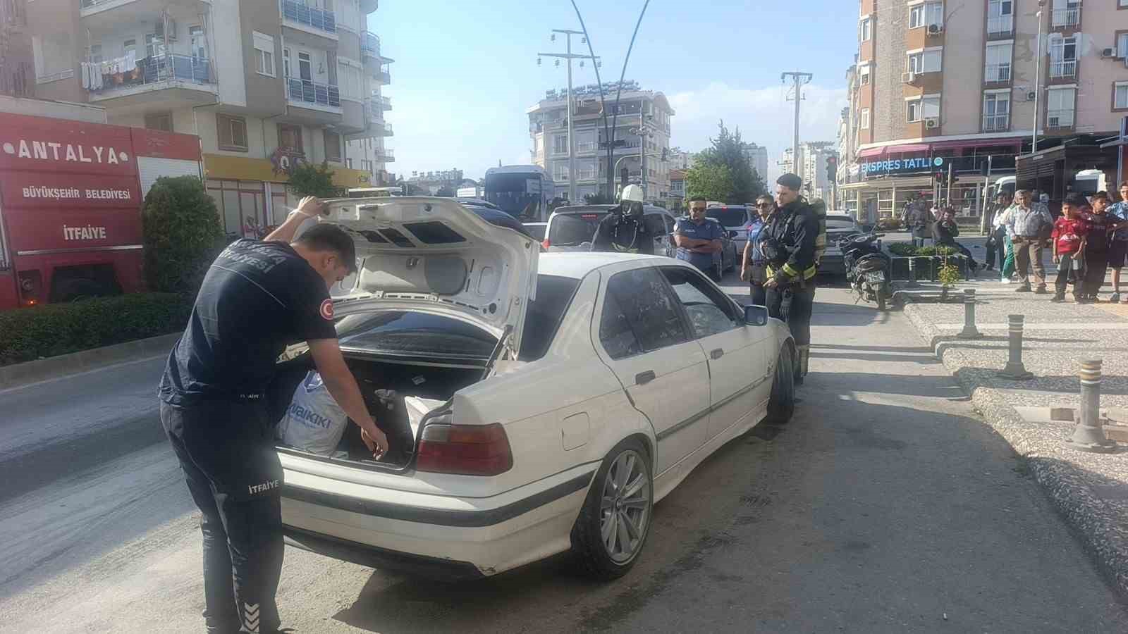 bir anda patlayip alev topuna donen aractan atlayip canlarini zor kurtardilar 5