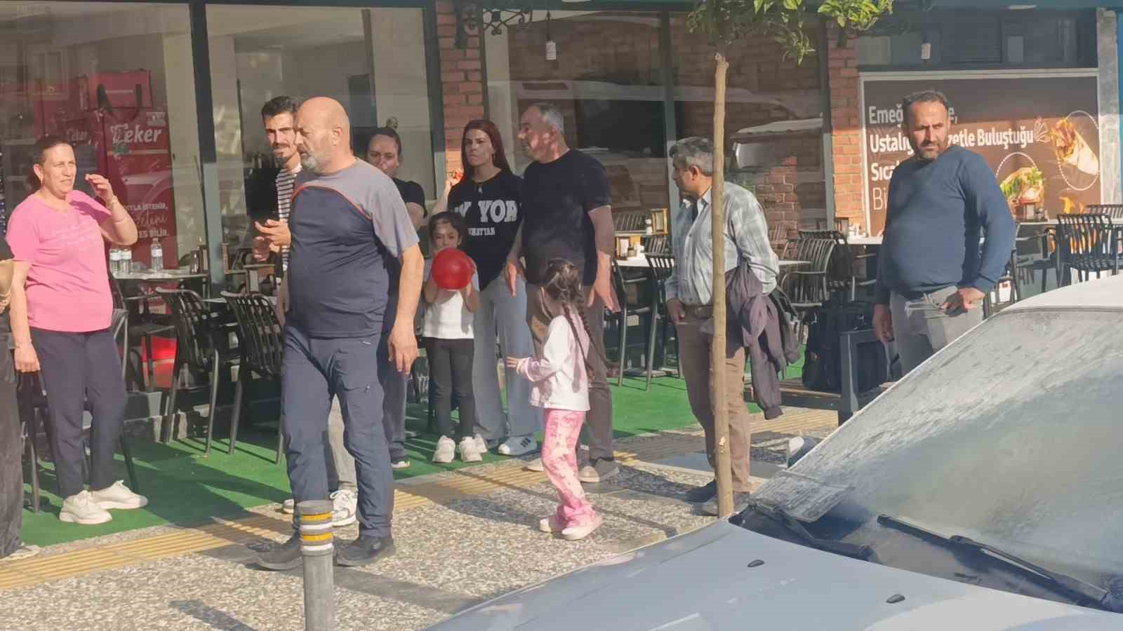 bir anda patlayip alev topuna donen aractan atlayip canlarini zor kurtardilar 7 vhN9lcJR