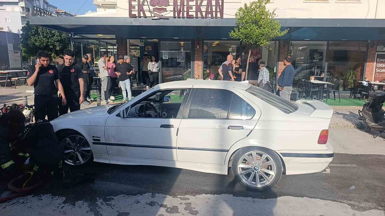 bir anda patlayip alev topuna donen aractan atlayip canlarini zor kurtardilar 8 ytPZUd3M