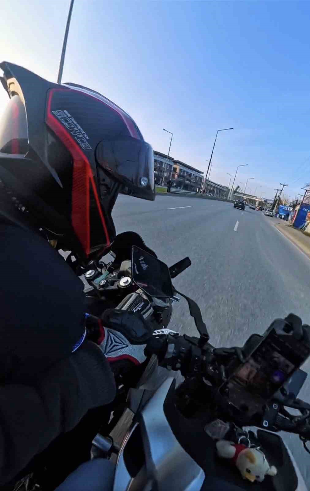 bir anda serit degistirdi motosikletler carpisti 0 kMB75QAy