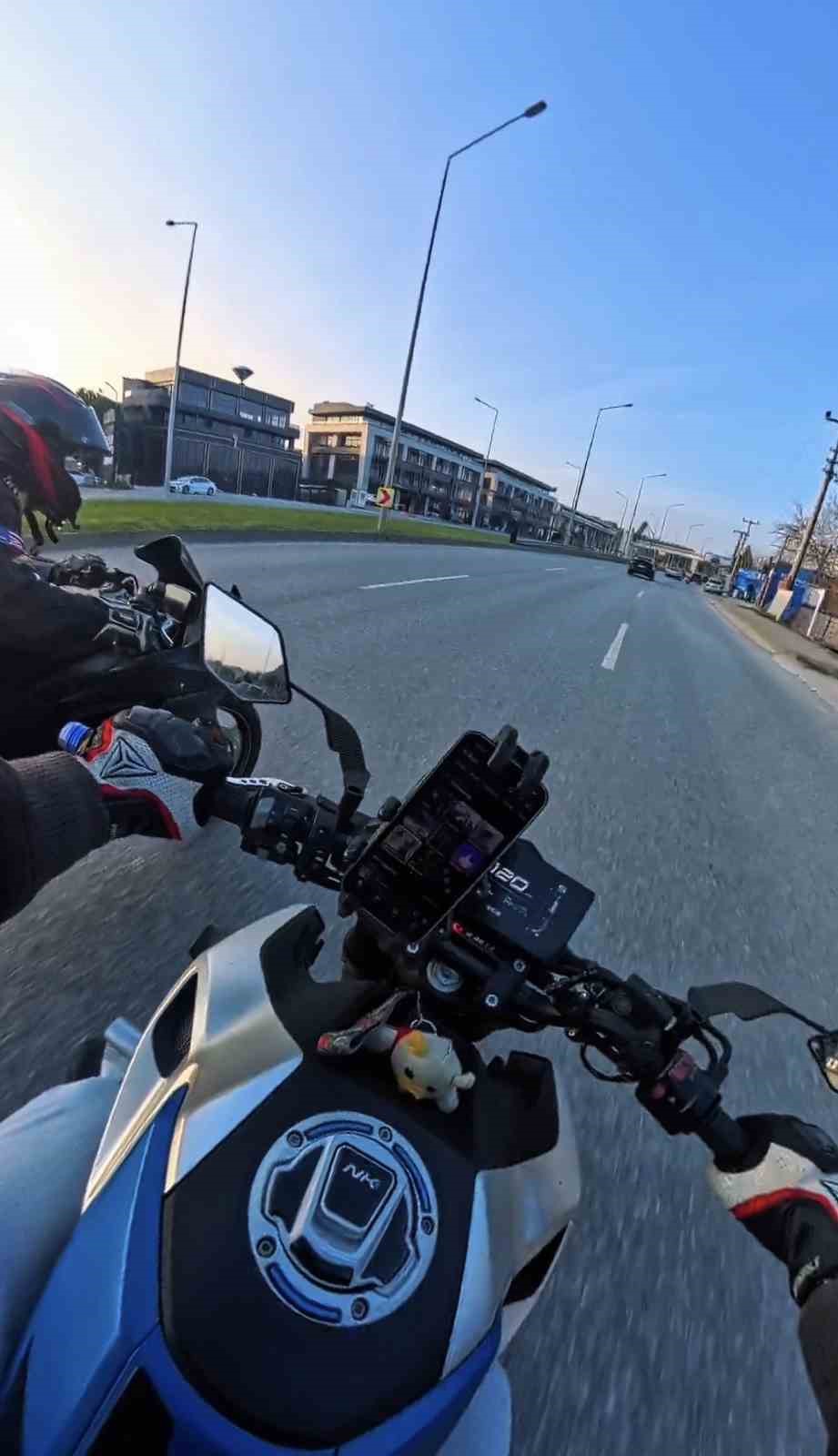 bir anda serit degistirdi motosikletler carpisti 1