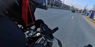 bir-anda-serit-degistirdi-motosikletler-carpisti-k51RMNC5.jpg