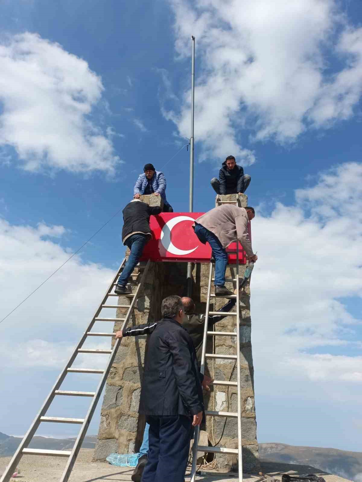 bir asir sonra ayni ruhla sehitlik icin el ele verdiler 16