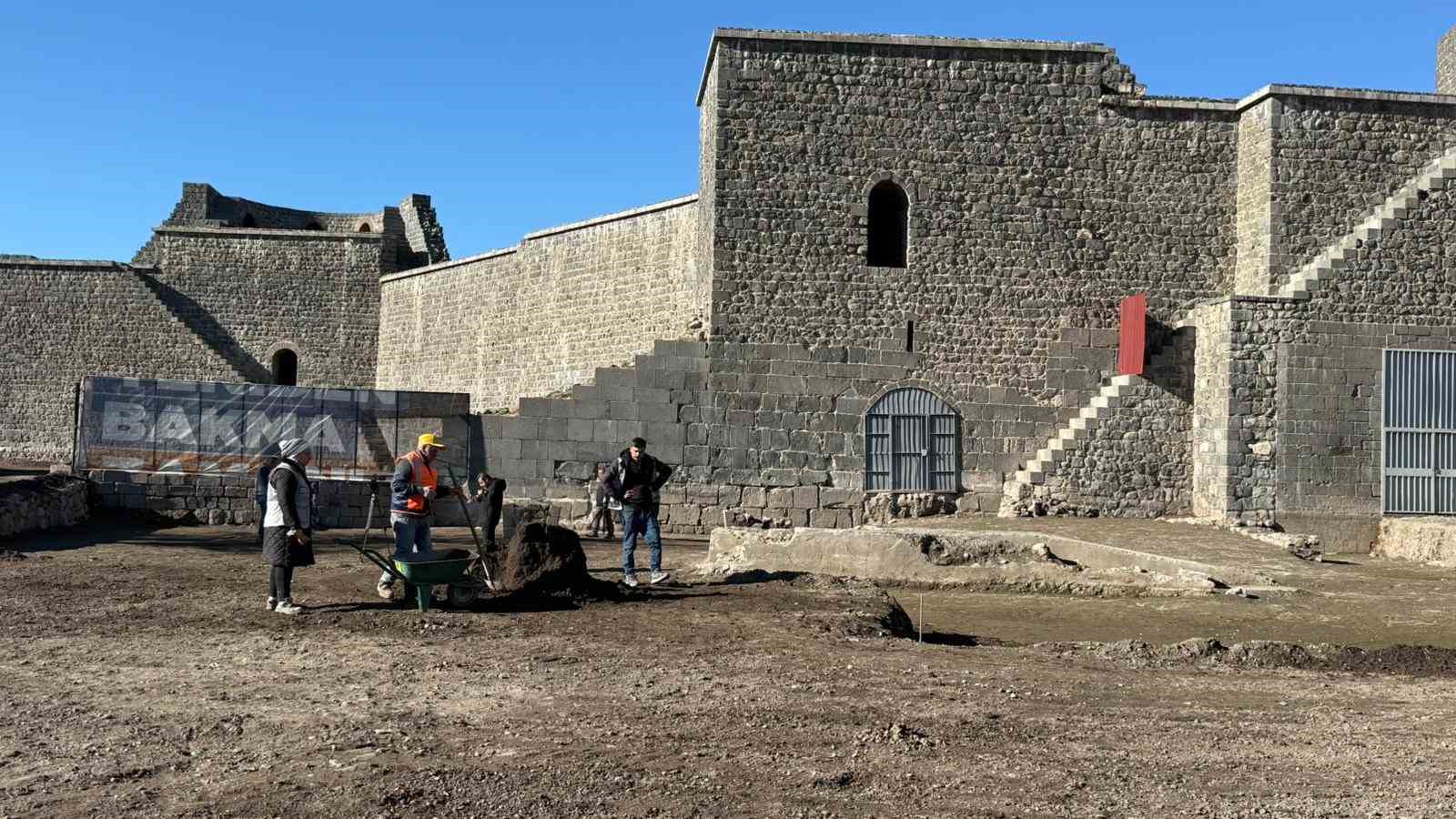 bir asirdir toprak altinda olan diyarbakir surlarinin 135 metresi gun yuzune cikartildi 1 iBmKQHnu
