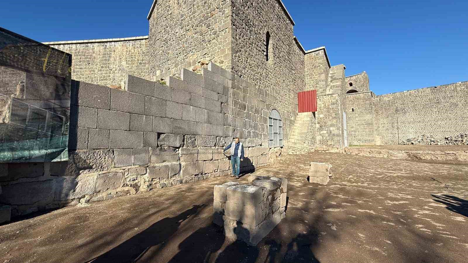 bir asirdir toprak altinda olan diyarbakir surlarinin 135 metresi gun yuzune cikartildi 5 D5FDlWrD