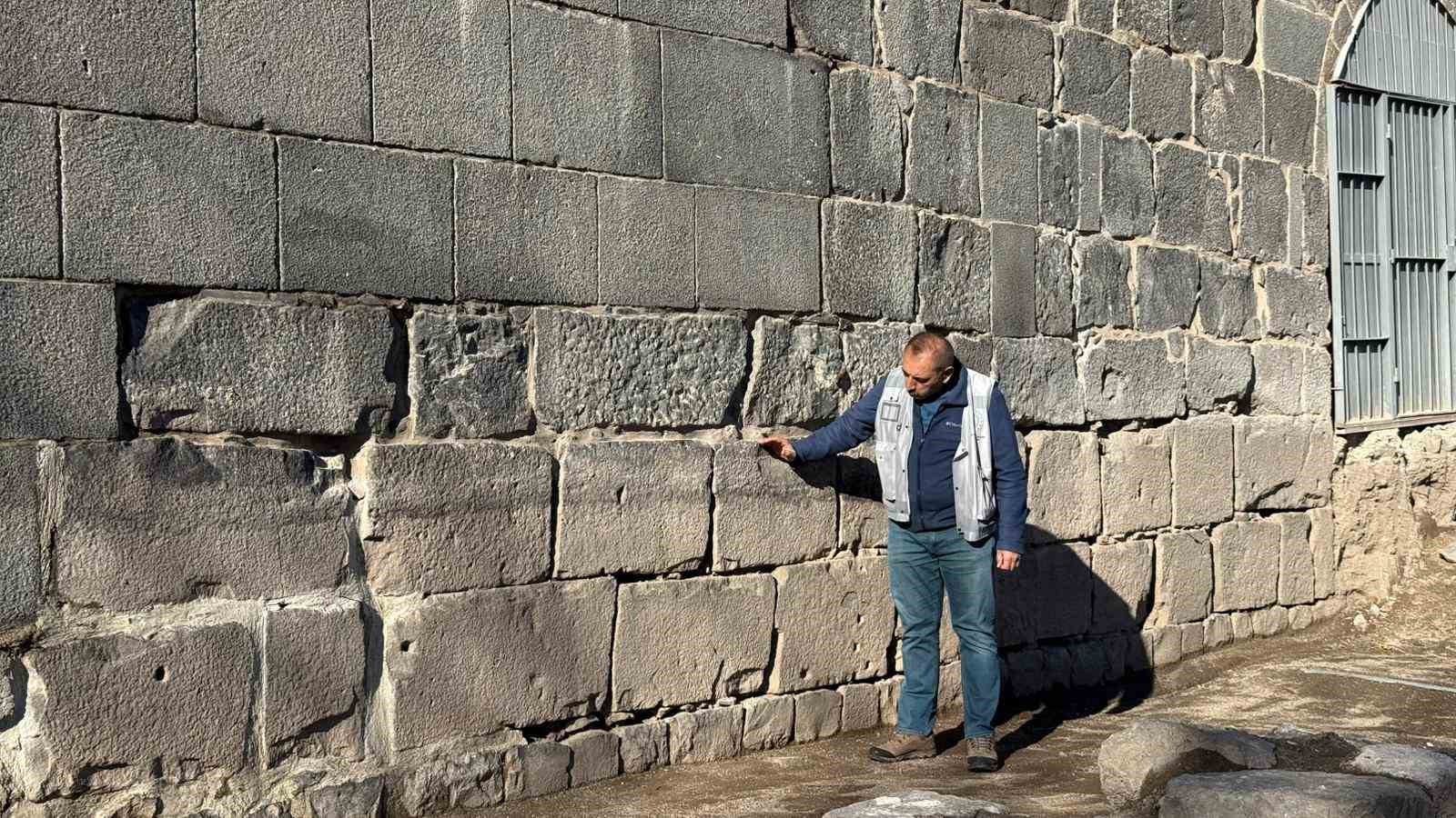 bir asirdir toprak altinda olan diyarbakir surlarinin 135 metresi gun yuzune cikartildi 6 YV3BOdyF