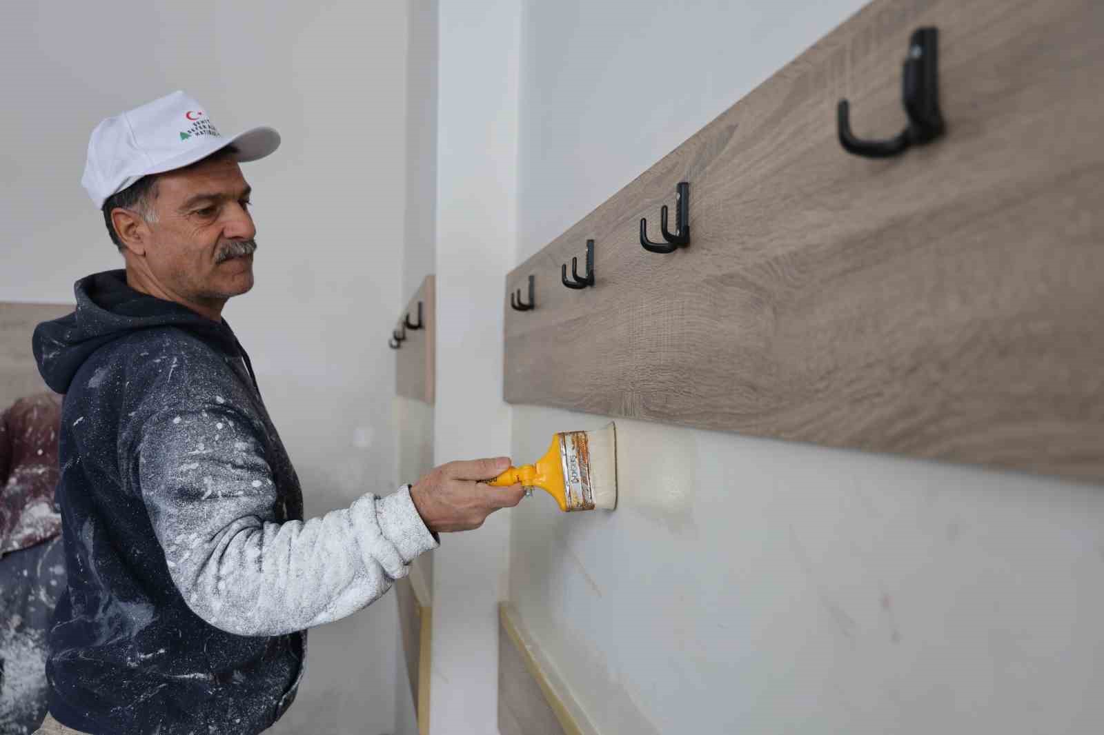 Bir babanın vefası: Şehit oğlunun adını taşıyan okulu kendi elleriyle yeniliyor 6 bir babanin vefasi sehit oglunun adini tasiyan okulu kendi elleriyle yeniliyor 2 VUgi5W5u