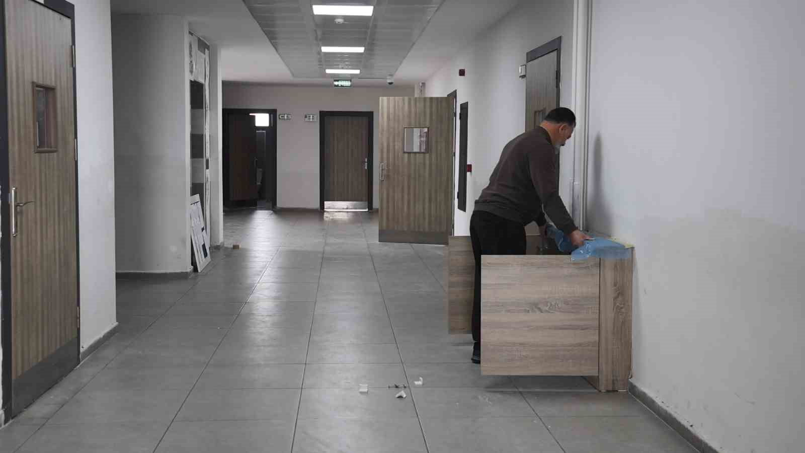 Bir babanın vefası: Şehit oğlunun adını taşıyan okulu kendi elleriyle yeniliyor 7 bir babanin vefasi sehit oglunun adini tasiyan okulu kendi elleriyle yeniliyor 3 p4JewYtE