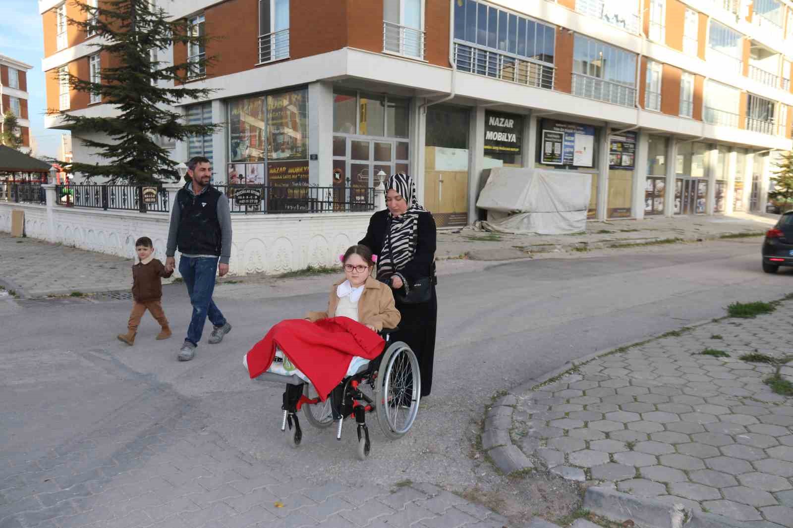 bir bacagi kisa olan kizini her gun okula kucaginda tasiyan anneden asansor talebi 0 qdZdhWLY