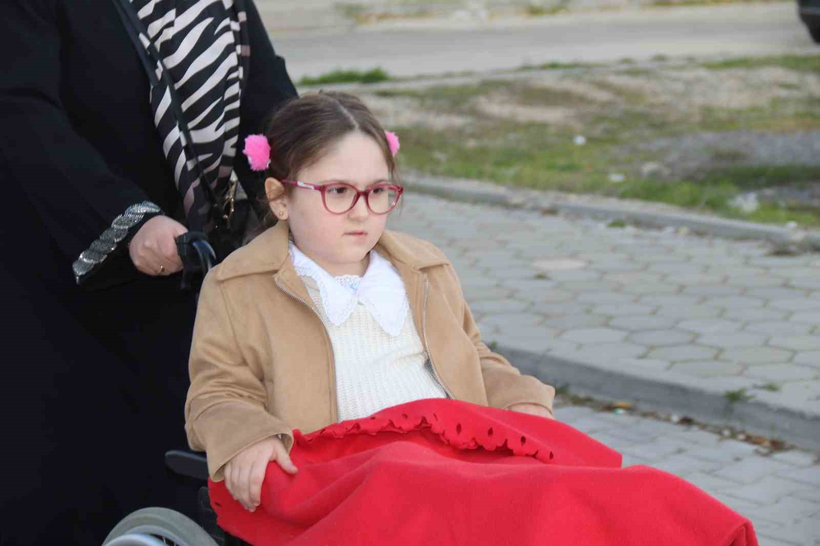 bir bacagi kisa olan kizini her gun okula kucaginda tasiyan anneden asansor talebi 1 77HByMhK