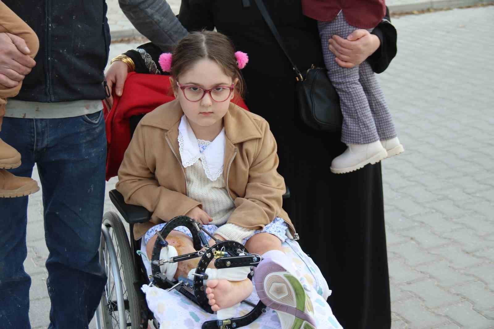 bir bacagi kisa olan kizini her gun okula kucaginda tasiyan anneden asansor talebi 2 CAusnITB