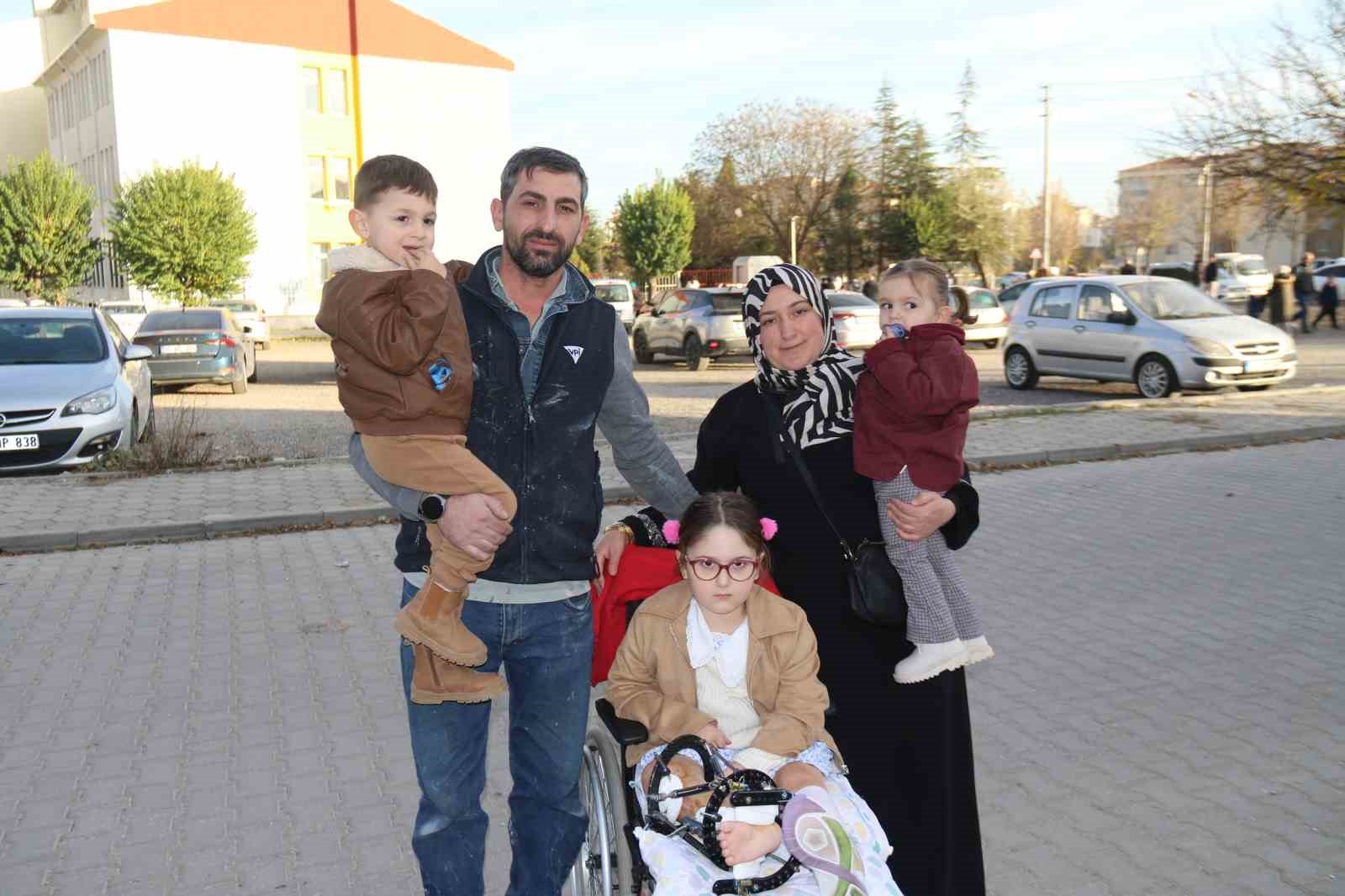 bir bacagi kisa olan kizini her gun okula kucaginda tasiyan anneden asansor talebi 3 M9QlzQGa