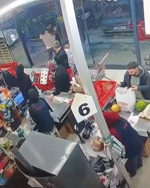 bir bakar misin diyerek cagirip kafa atti o anlar kameraya yansidi 0 aP1yXgmI