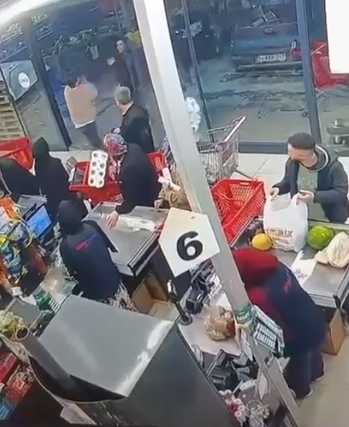 bir bakar misin diyerek cagirip kafa atti o anlar kameraya yansidi 1