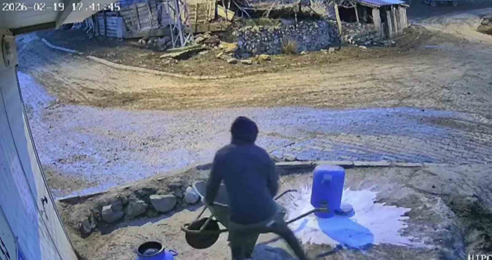bir bidon sutu deviren gencin caresiz anlari kamerada 0 144kRtDy