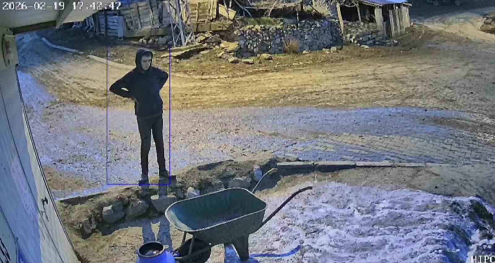 bir bidon sutu deviren gencin caresiz anlari kamerada 2 KMdUOQTN