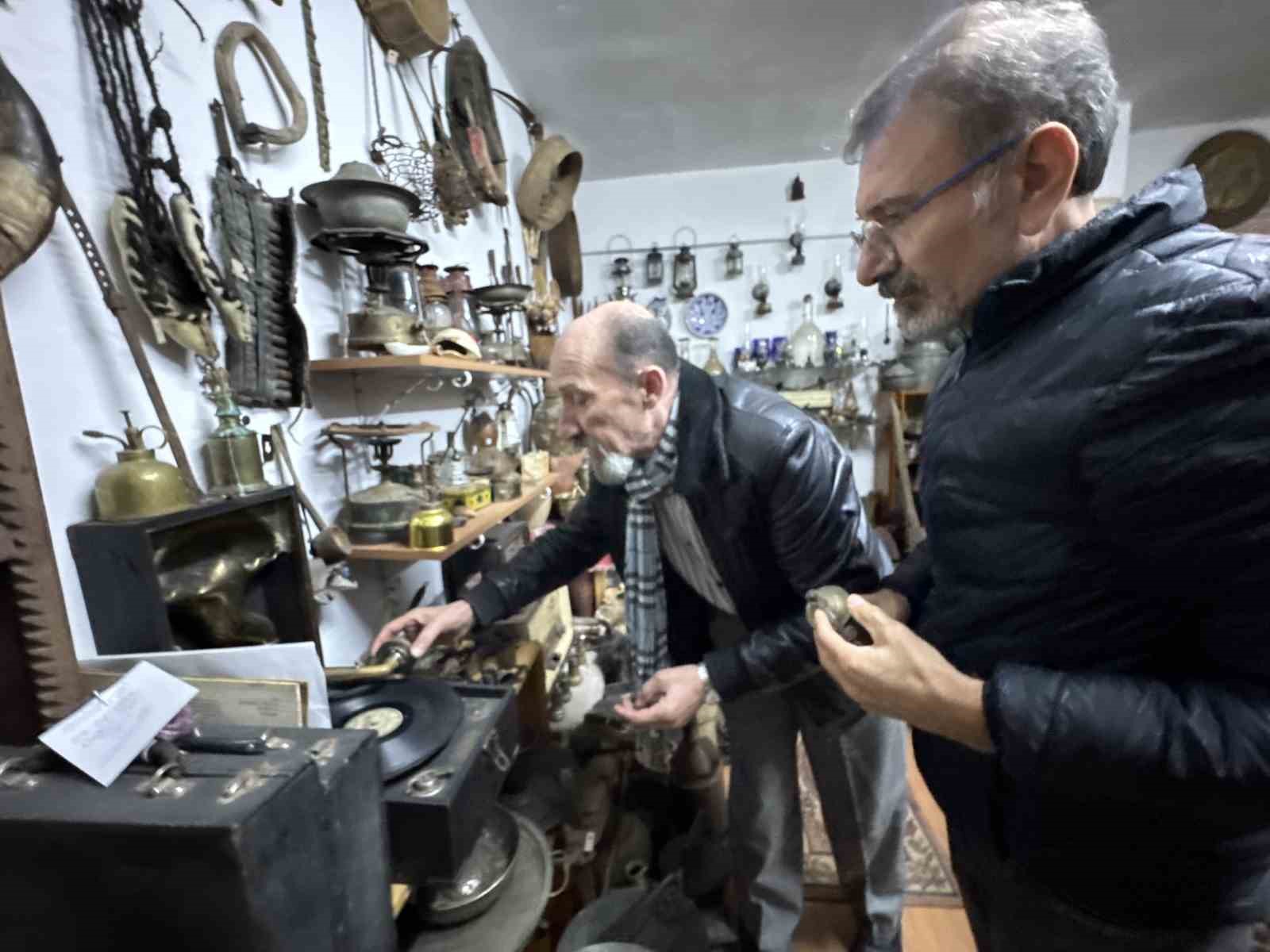 bir biskuvi kutusuyla basladi 15 bine yakin parcadan olusan etnografya koleksiyonuna donustu 1 SZVRiUUq