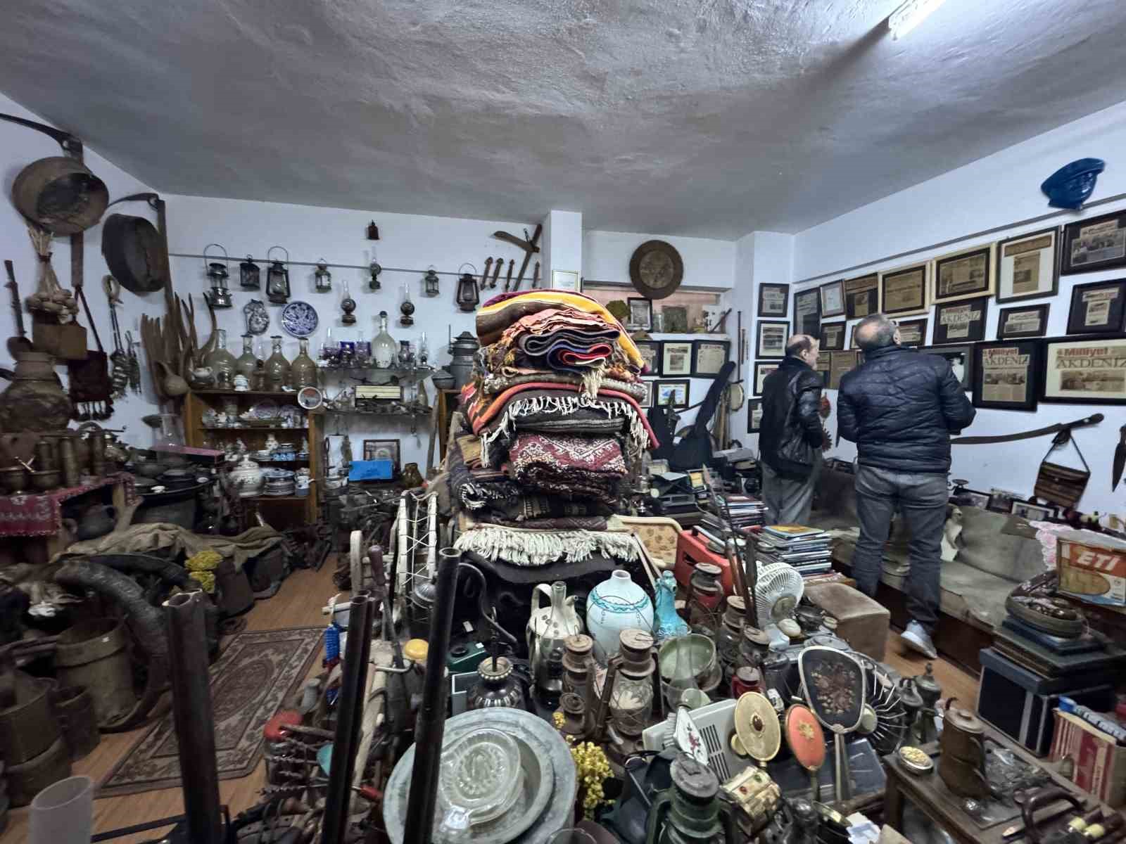 bir biskuvi kutusuyla basladi 15 bine yakin parcadan olusan etnografya koleksiyonuna donustu 11 SIV1rhmz