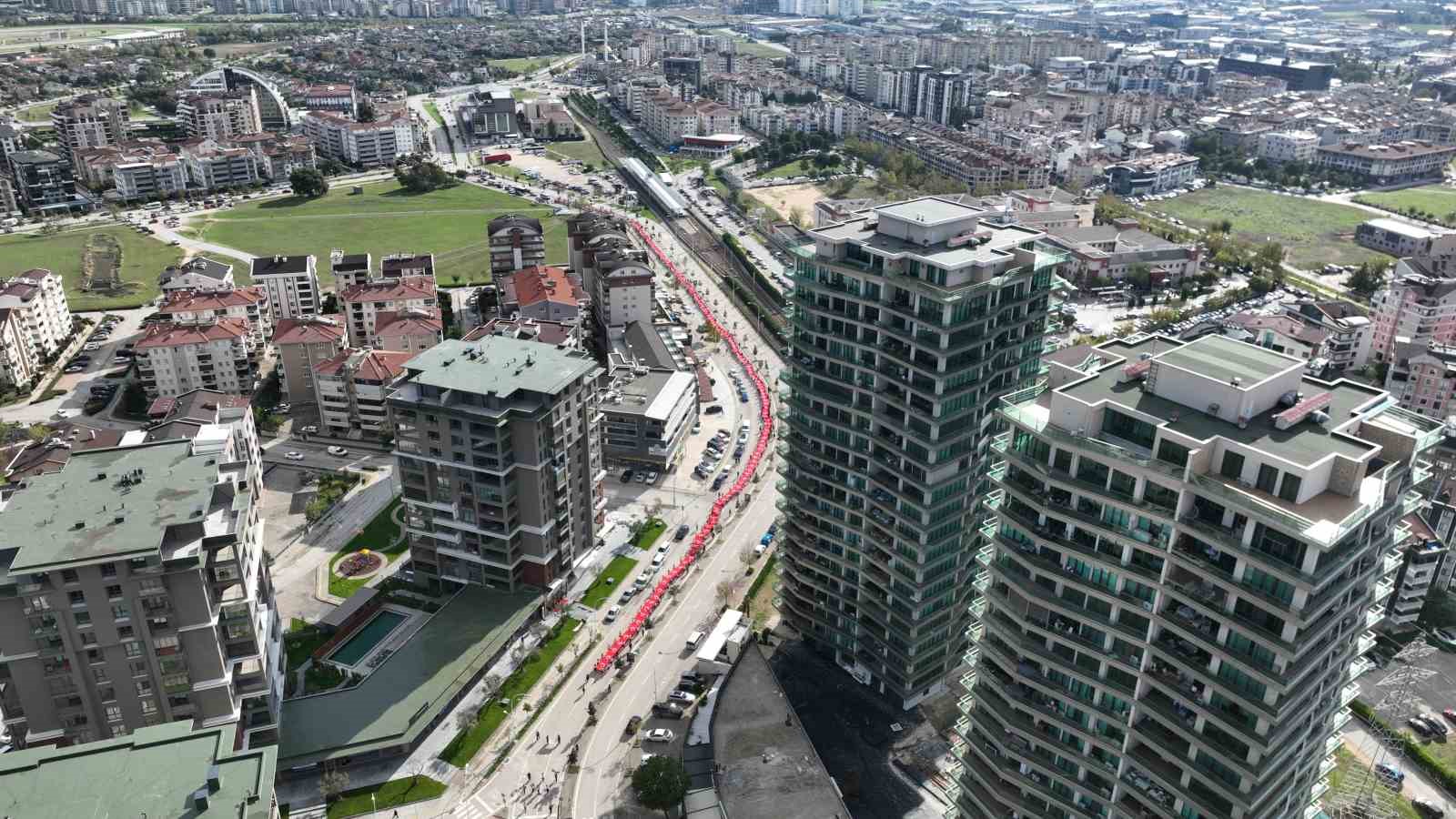 bir cadde boyunca turk bayragi actilar 4 buLi9D8e