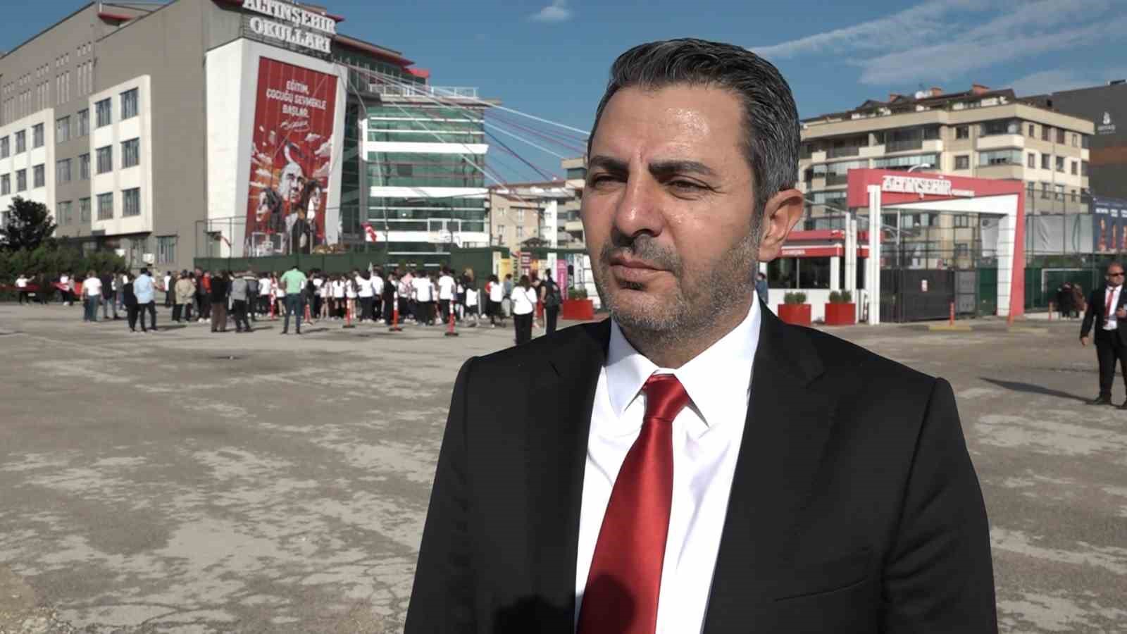 bir cadde boyunca turk bayragi actilar 5 KFOZMQfL